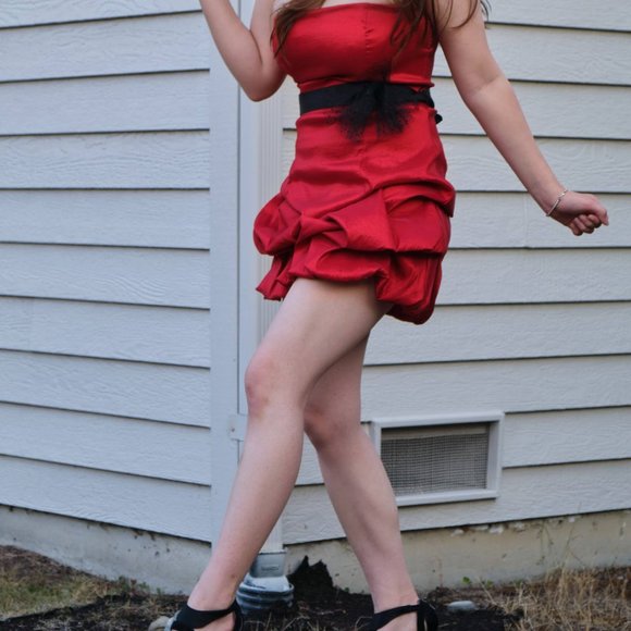 Red homecoming dress, strapless - Picture 3 of 8